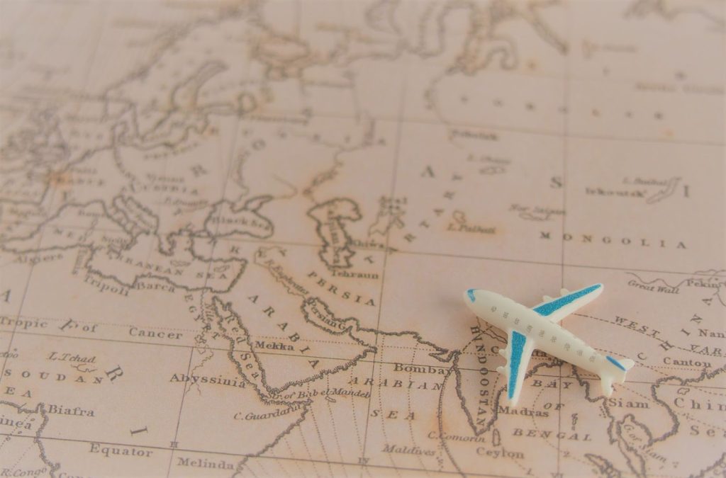 世界地図に置かれた飛行機の置き物