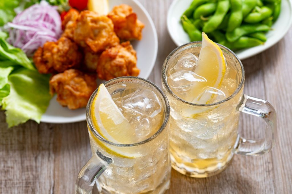 ハイボールとよく合う唐揚げと枝豆