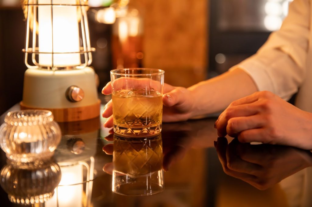 ウイスキーを飲む女性