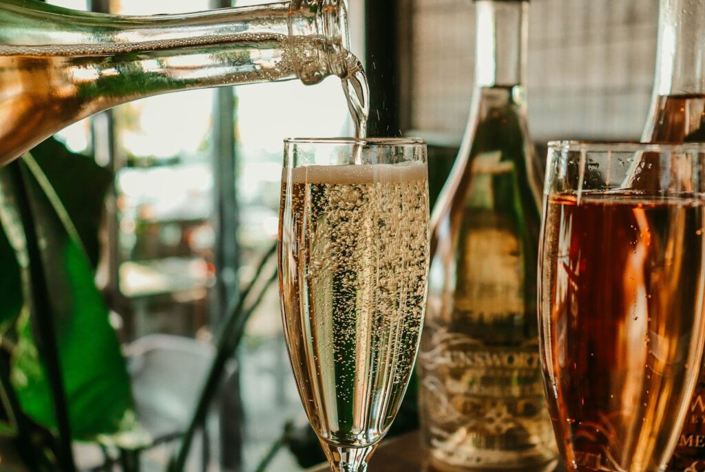 シャンパンを注ぐ様子